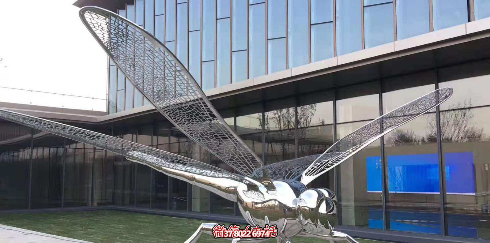 不銹鋼蜻蜓雕塑，鏡面反射大學花園抽象風格