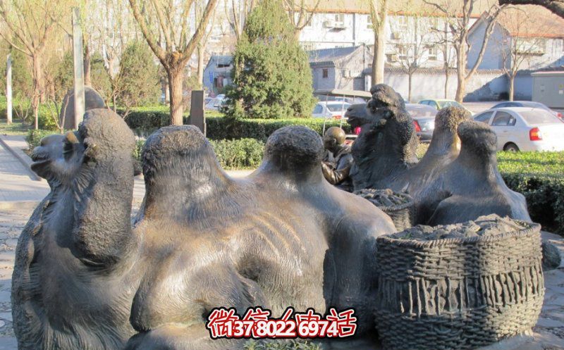 玻璃鋼駱駝雕塑，欣賞公園里歪頭看玻璃創意